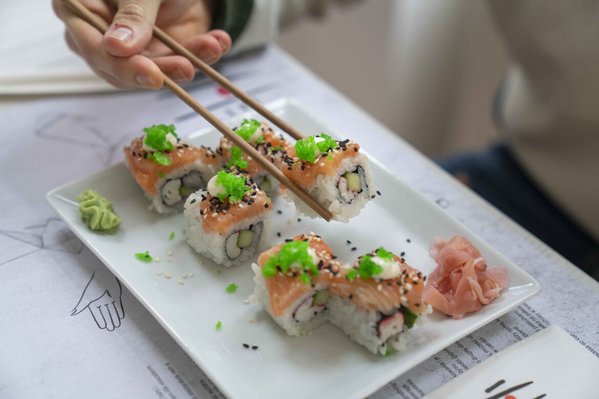 sushi tekercs lazaccal